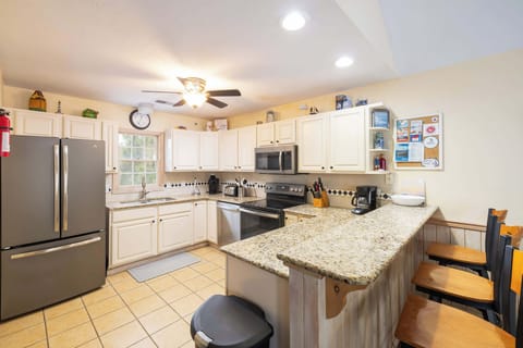 Fully Equipped Kitchen w/ Refrigerator, Dishwasher, Stove, Oven, Microwave, Toaster, and Cooking Utensils