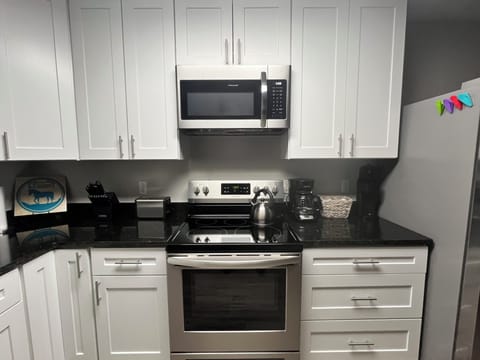 Knives, tea pot, toaster, 2 coffee makers