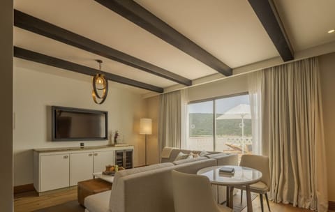 Gather in the airy lounge, streaming movies after adventures.