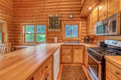 Kitchen | Warm Wood Cabinetry, Stainless Appliances & Open Breakfast Bar