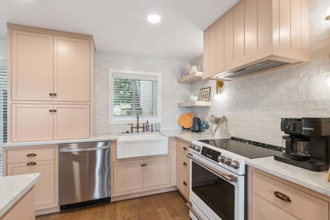 Full kitchen with farmhouse sink