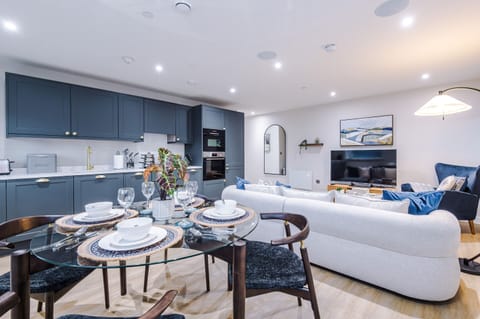 Stylish 2-Bed 2-Bath Apartment in Newly Renovated Victorian Building – Prime Leeds City Centre near Station