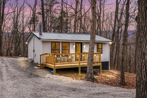 Welcome to The Cozy Nest - A Warm Retreat!