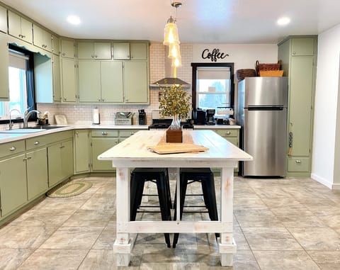 🍳🧊 Enjoy casual meals at the kitchen island with modern appliances at your fingertips