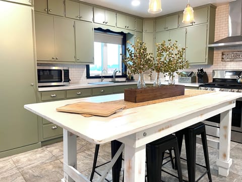 🍳☕ Whip up your favorite meals in this fully equipped kitchen with Keurig and drip coffee makers