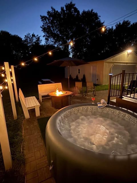 Slip into the warm hot tub or gather around the glowing fire table for late-night laughs under the stars. 🔥🛁