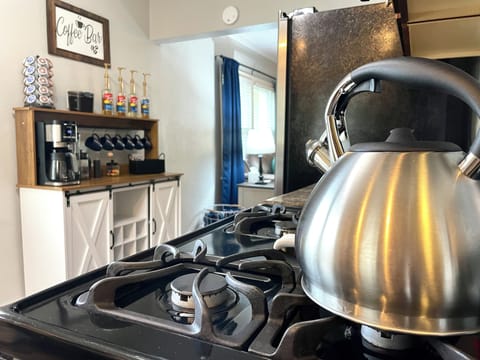 Everything's ready for your culinary adventures, from morning coffee to family feasts in this well-equipped kitchen. 🍳☕