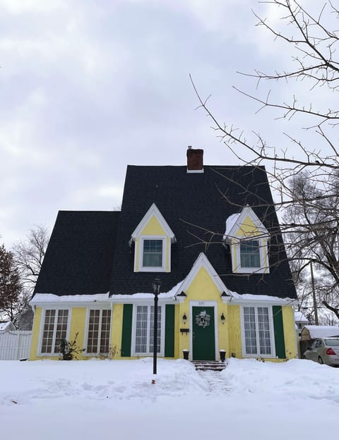 Your charming retreat awaits! 🏡 This storybook yellow cottage is love at first sight — the perfect escape where every arrival feels like coming home. ❄️