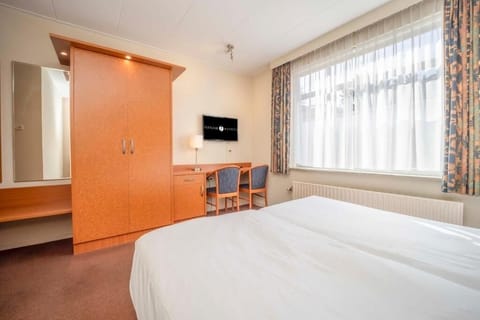 Unit with 2 Single beds. Exact unit will be assigned upon arrival. Views, colors, and decor may vary.