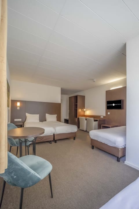 Unit with 4 Single beds. Exact unit will be assigned upon arrival. Views, colors, and decor may vary.