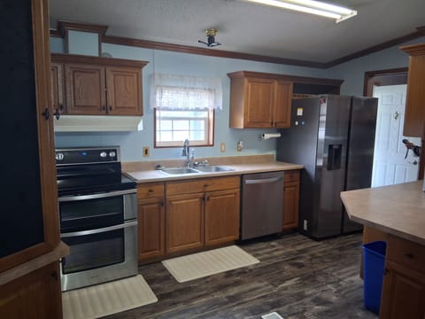 Full Kitchen with double oven