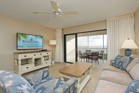 Living area with wall-mounted SmartTV