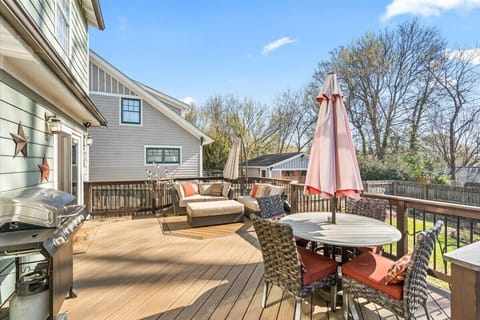 Perfect outdoor space with a grill ready for your BBQ parties.