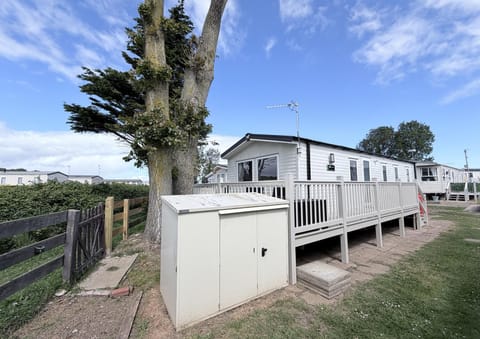 Modern 3 bedroom caravan in Heacham is waiting for you to enjoy a break away in Norfolk.