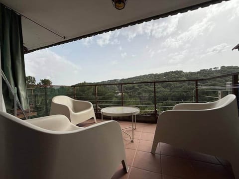 Terraza amplia con sillones y vistas abiertas al valle