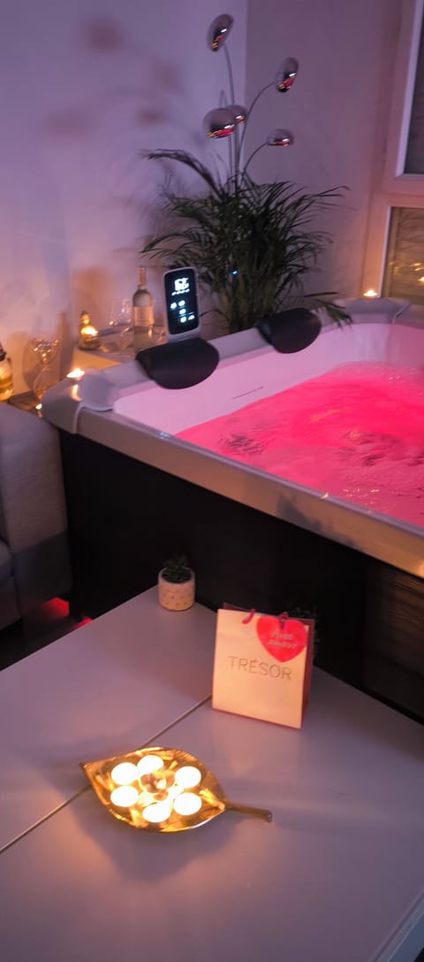 Indoor spa tub