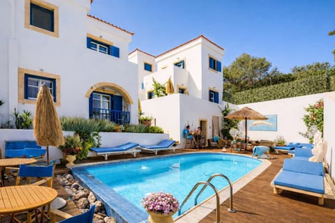 Shared pool with classic white-and-blue island architecture