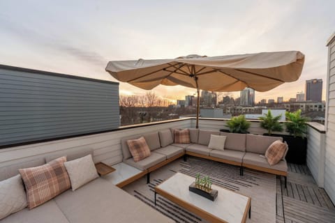Grab a drink, claim your spot, and watch the sky do its thing. This rooftop deck turns every evening into a front-row experience.