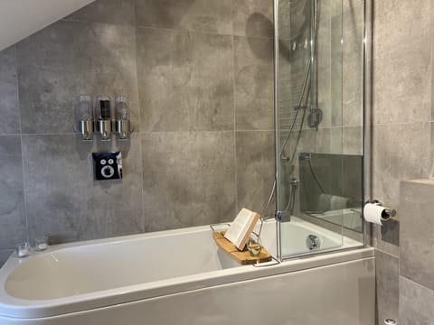 The Pheasant suite bathroom