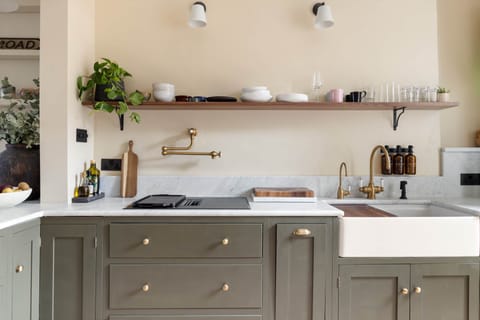 Immaculate Fully Equipped Kitchen 