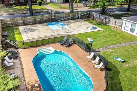 Pool, basketball + pickleball court