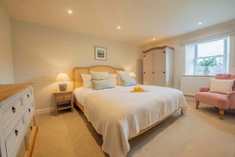 Wake gently in the spacious superking bedroom where soft linens and calming interiors create a restful retreat. After long walks through Swaledale, this peaceful room offers the perfect place to recharge.