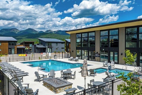 Clubhouse pool & hot tub