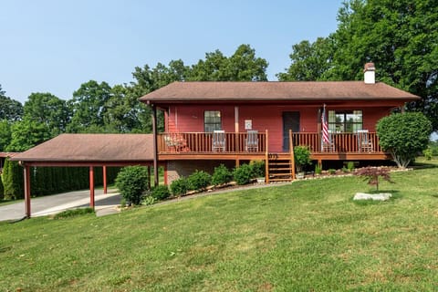 Charming Exterior: Unwind on the spacious deck while soaking in beautiful Tennessee views!