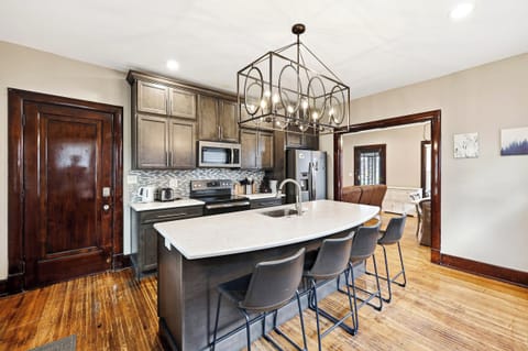 Kitchen Area: Well-equipped kitchen for quick meals or full cooking.