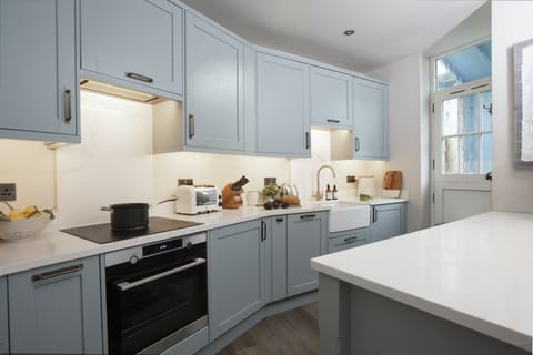 Kitchen, toaster, oven, hob, fridge, freezer - Myrtle Cottage