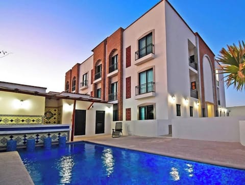 This recently constructed condo is the ideal stay for friends & couples in La Paz!