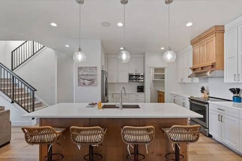 Full Kitchen (Main Floor)