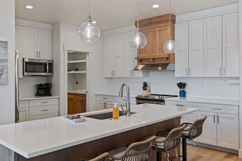 Full Kitchen (Main Floor)