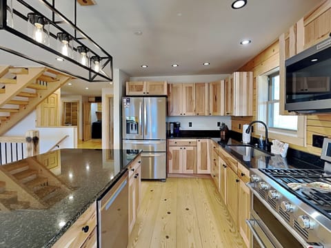 Full Kitchen w. Stainless Steel Appliances + Island