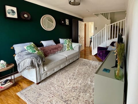 Main living room picture.