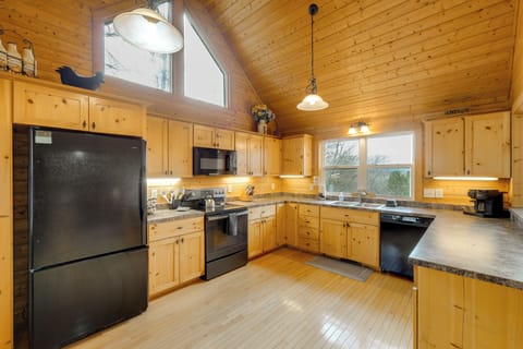 Kitchen | Main Floor | Cooking Basics | Dual Drip & Single Cup Coffee Maker