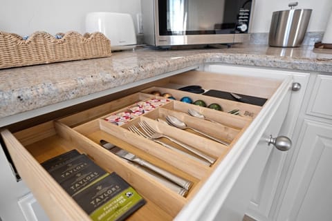 Coffee, tea, and basic cutleries provided.