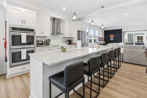 Kitchen and Breakfast bar