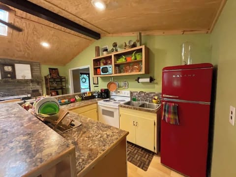 Spacious kitchen stocked & ready for home-cooked favorites