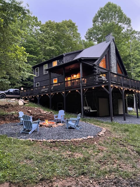 Modern forest cabin with wraparound deck & cozy fire pit under the stars