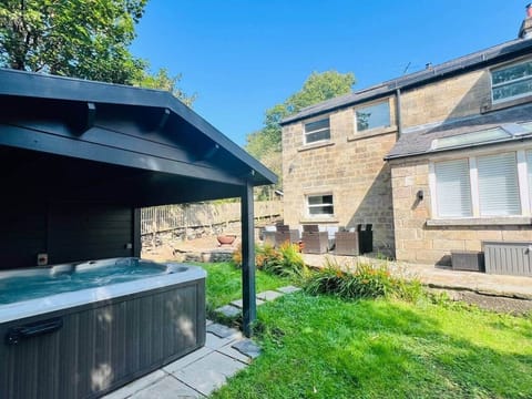 Spacious Garden with a Hot tub 