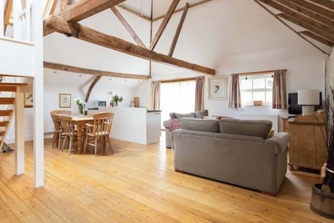 Enjoy exclusive use of these charming rural barns in Sidlesham, offering two converted cottages plus two self-contained ensuite rooms to sleep up to 14.