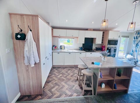 Kitchen & Breakfast Bar