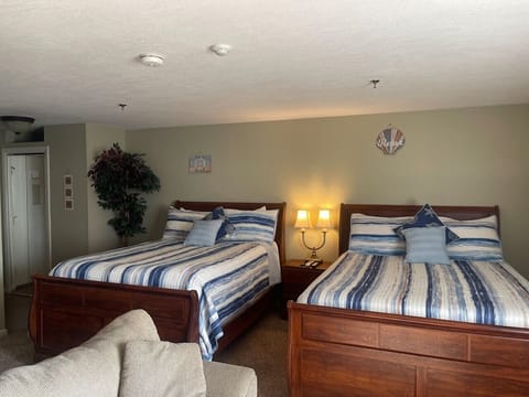 2 Queen Size Beds