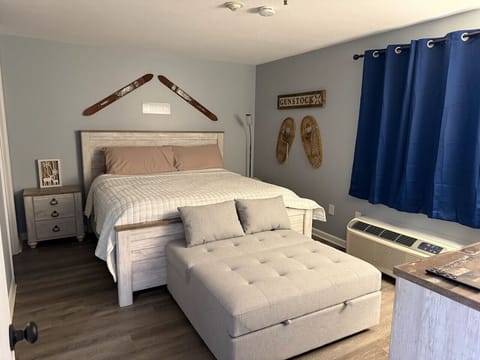 King size bed with expandable pull out futon