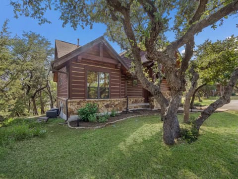 Quaint Cottage in secluded Hill Country Setting