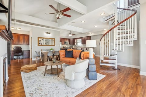 Whether you’re enjoying a quiet morning coffee, hosting friends, or unwinding after a beach day, this living room wraps you in comfort.