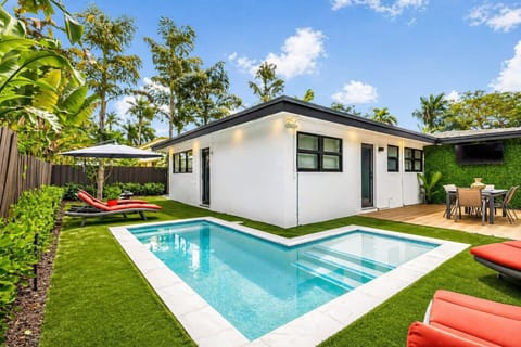 A clean and refreshing poolside view designed for relaxation. Whether you’re enjoying a morning swim or an evening unwind, this space offers a calm and inviting outdoor experience.