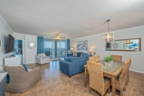Open Common Area - Living Room - Dining Area - Kitchen