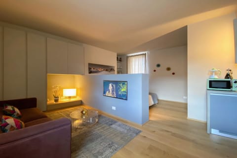 Modern and cozy apartment for 4 people, ideal for families or small groups. The accommodation has a living room with sofa, TV, relaxation area, separate sleeping area, and well-organized spaces, perfect for a vacation on Lake Garda.